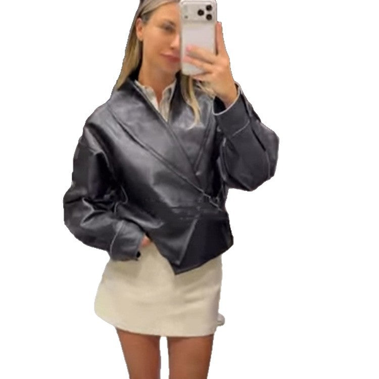Women's short jacket made of synthetic leather with side buckle waist and voluminous raglan sleeves Mune Fashion