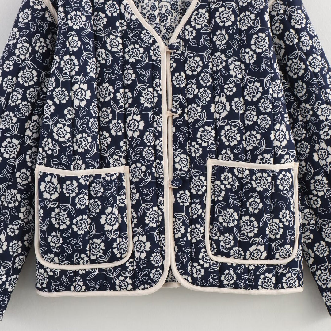 Ladies quilted jacket with floral allover, V-neck, contrast piping and patch pockets Mune Fashion