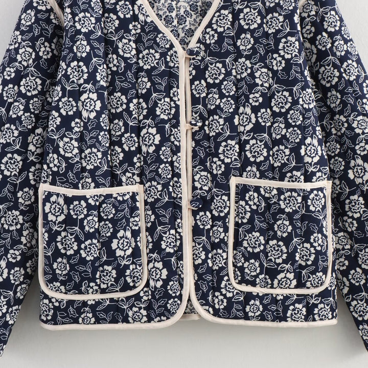 Ladies quilted jacket with floral allover, V-neck, contrast piping and patch pockets Mune Fashion