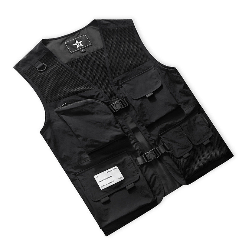 Men's multifunctional utility vest with mesh back, modular pocket arrangement, and click fasteners Mune Fashion