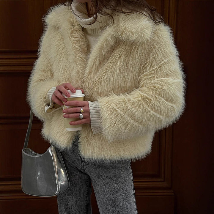 Women Short Blouson made of long-fiber synthetic fur with boxy silhouette and shawl collar Mune Fashion