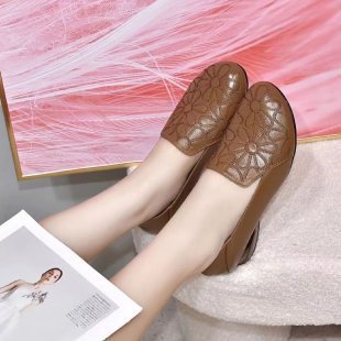 Women’s elegant padded leather loafers with floral embossed surface and medium-high block heel Mune Fashion