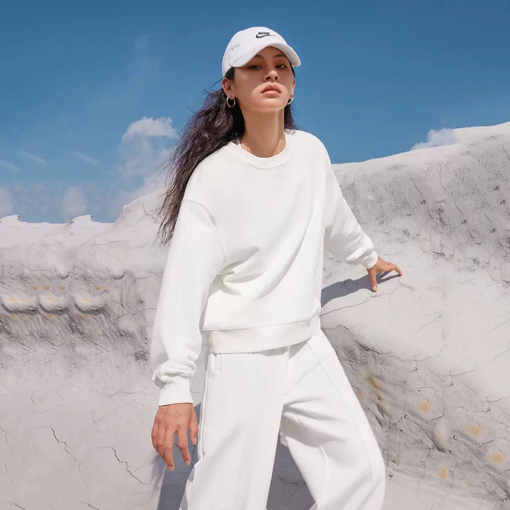 Ladies' oversized sweatshirt and wide lounge pants set with drawstring, subtle seam details, and elastic cuffs Mune Fashion