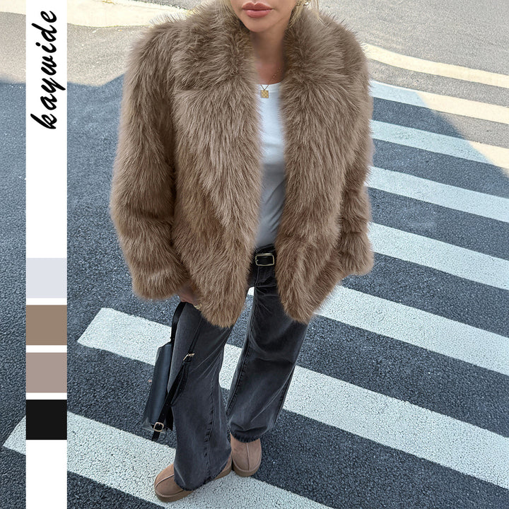 Women's short faux fur coat with voluminous shawl collar, oversized fit and soft texture Mune Fashion