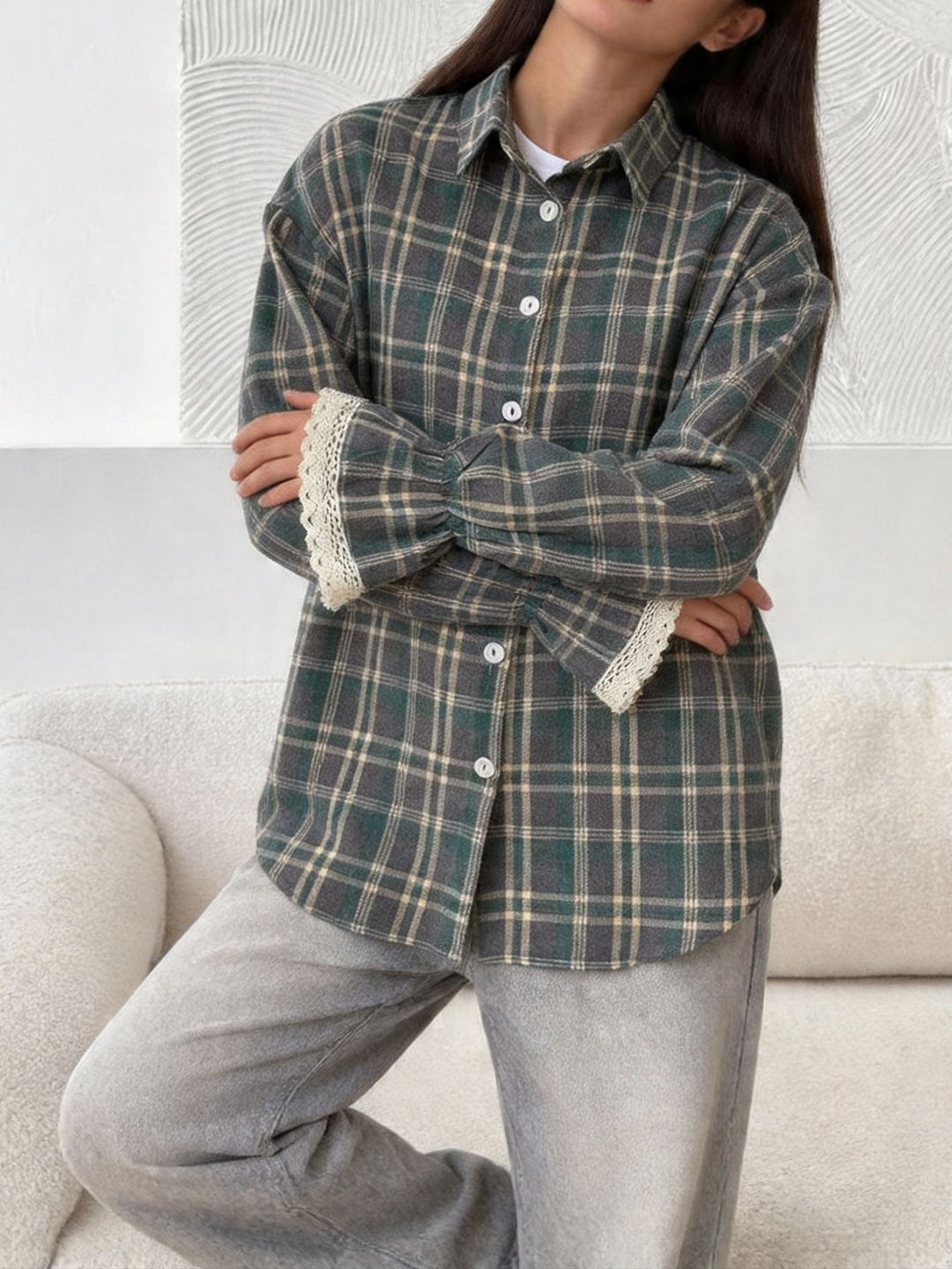 Women's checkered blouse with lace cuffs and oversized cut Mune Fashion