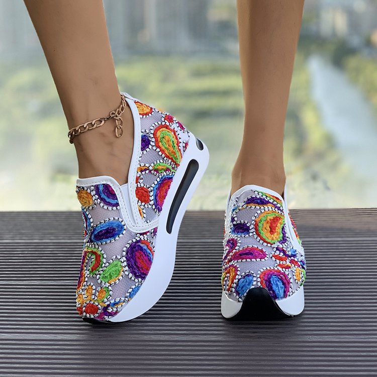 Damen Slip-On Keil-Sneaker mit besticktem Canvas-Obermaterial und luftgepolsterter Plateau-Sohle Mune Fashion