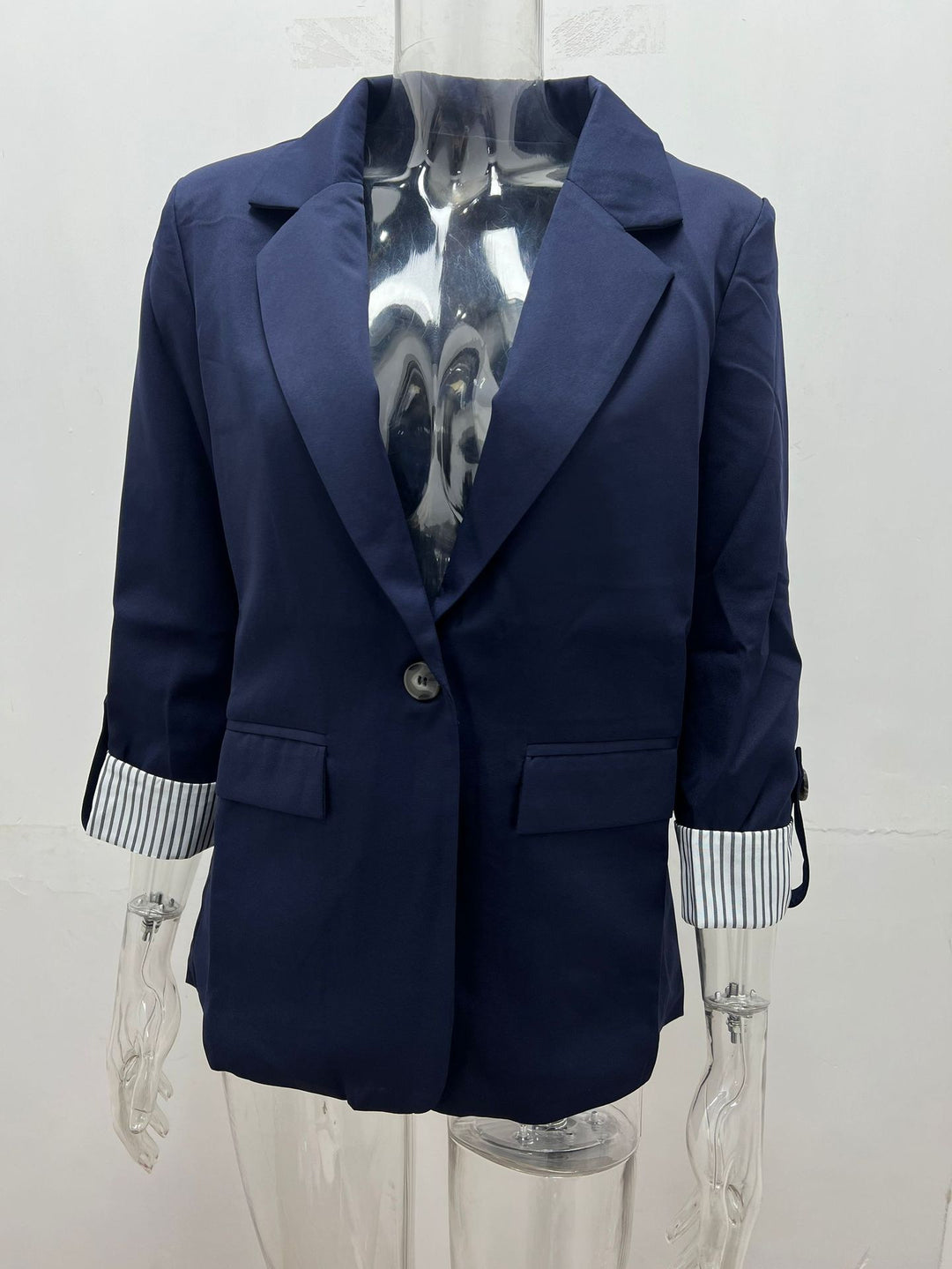 Women's tailored three-quarter sleeve blazer with flap pockets and turned-up cuffs Mune Fashion