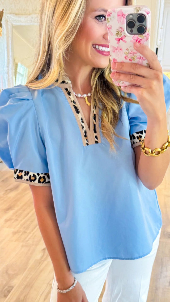 Women's nan legeres blouse-top with voluminous puff sleeves, V-neck and leopard print trim Mune Fashion