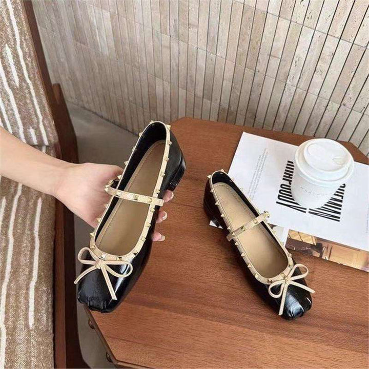 Damen Ballerina mit quadratischer Zehenbox, Nietenbesetztem Rand und verstellbarem Mary‑Jane Riemchen Mune Fashion