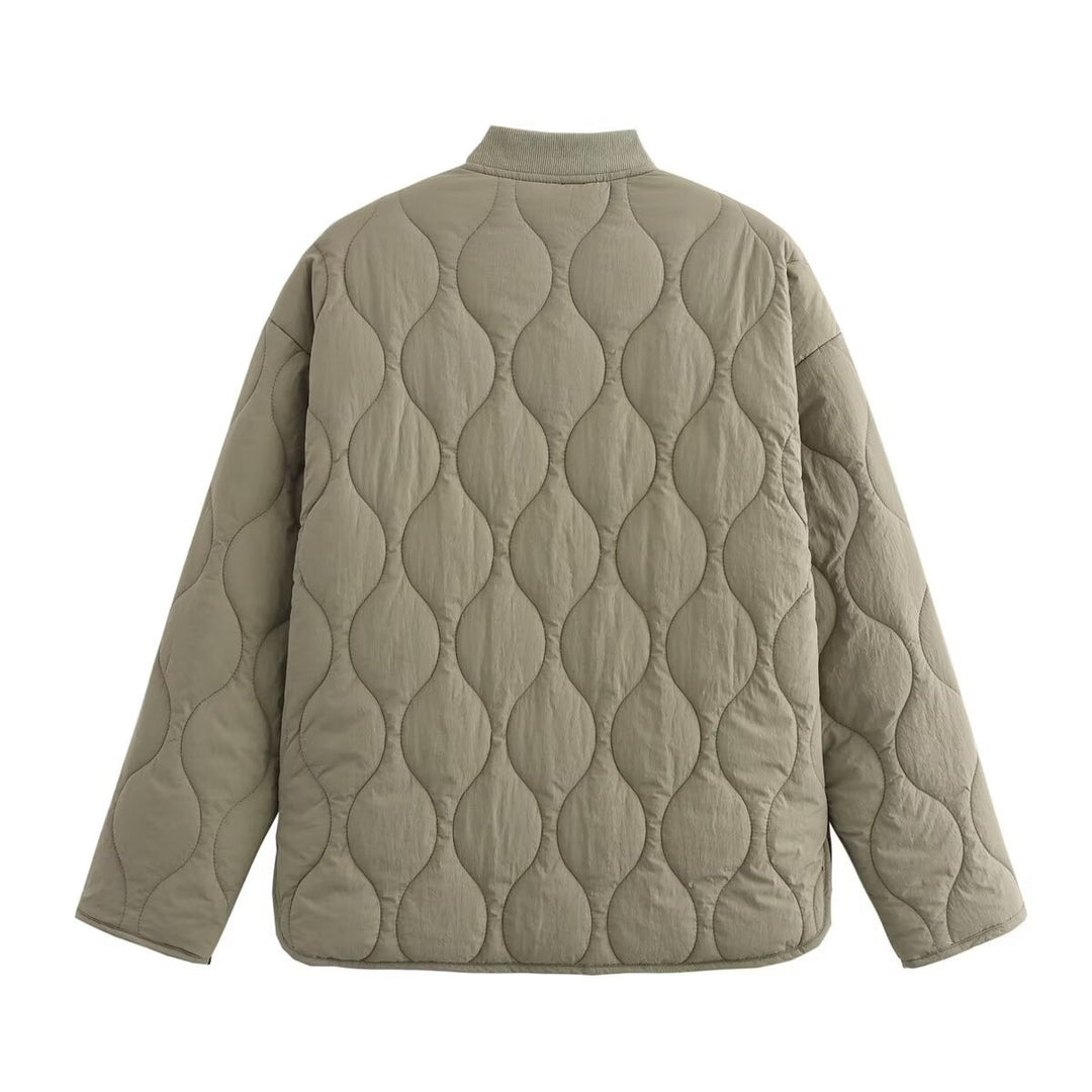 Women's quilted short jacket with round neckline, decorative button placket and flap pockets Mune Fashion