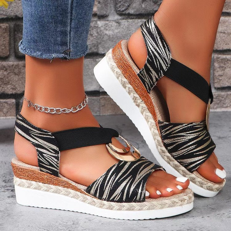 Damen Keil-Sandalen mit Metallic-Optik, dekorativem Ring und Elastik-Fersenriemen Mune Fashion