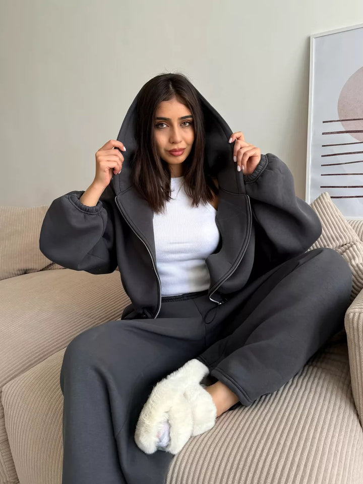 Women's short hoodie lounge set with oversized sleeves and wide jogger pants cut Mune Fashion