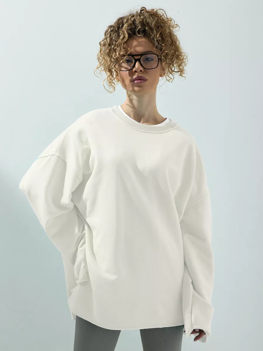 Women's loose sweatshirt with round neckline and extended oversized cut Mune Fashion