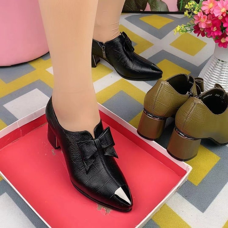 Women's elegant pumps with pointed metal cap, decorative bow, side zipper, and mid-high block heel Mune Fashion