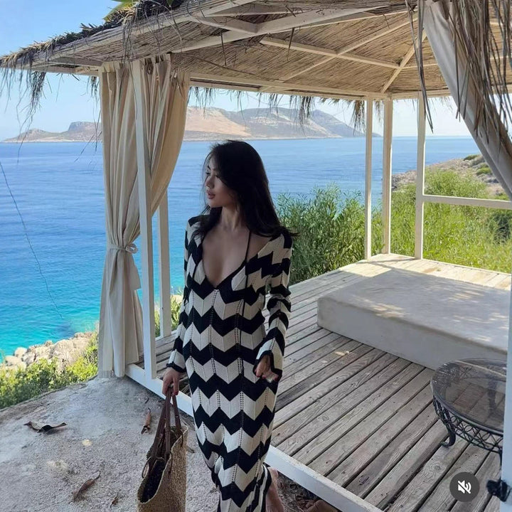 Women's knit maxi dress with zigzag pattern, v-back and trumpet sleeves Mune Fashion