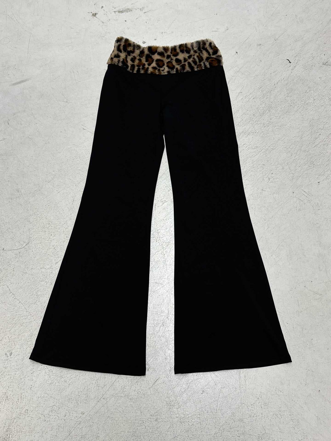 Women’s off-shoulder crop top with faux fur collar and cuffs in leopard print Mune Fashion