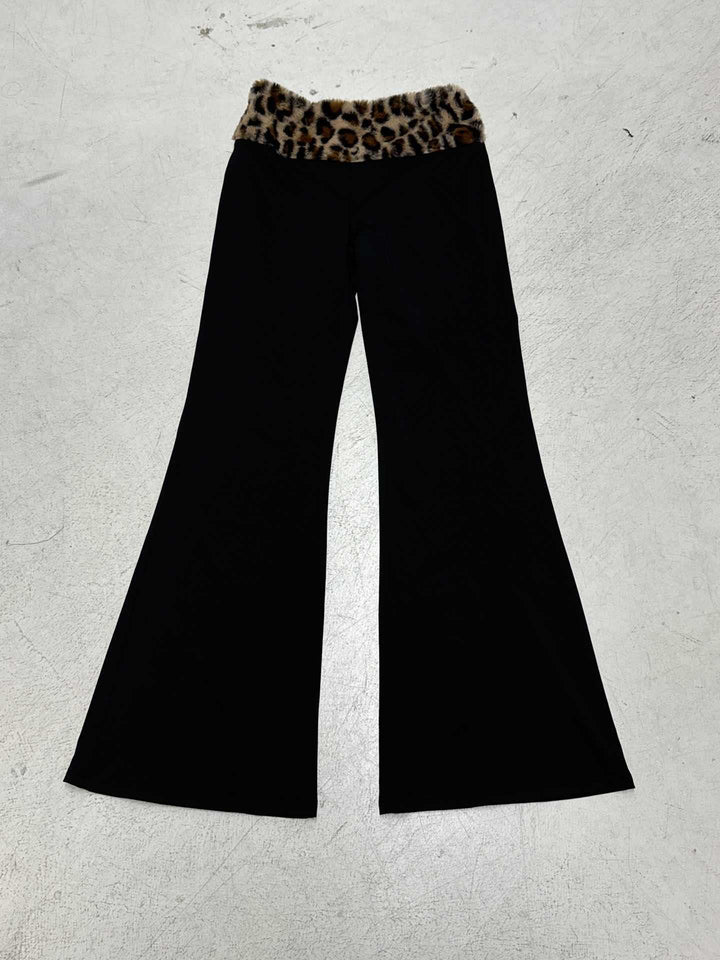 Women’s off-shoulder crop top with faux fur collar and cuffs in leopard print Mune Fashion
