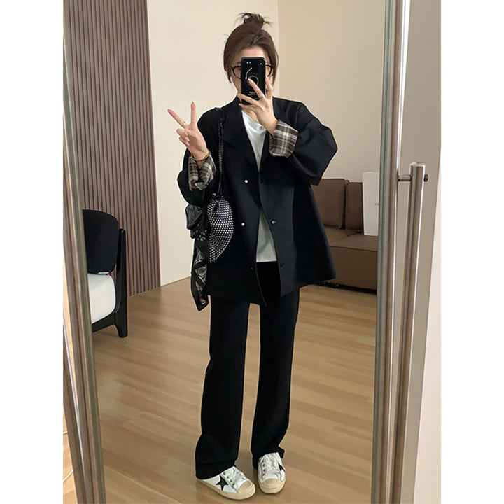 Women's short trench coat in oversized boxy cut with standing collar and checkered sleeve turn-up Mune Fashion