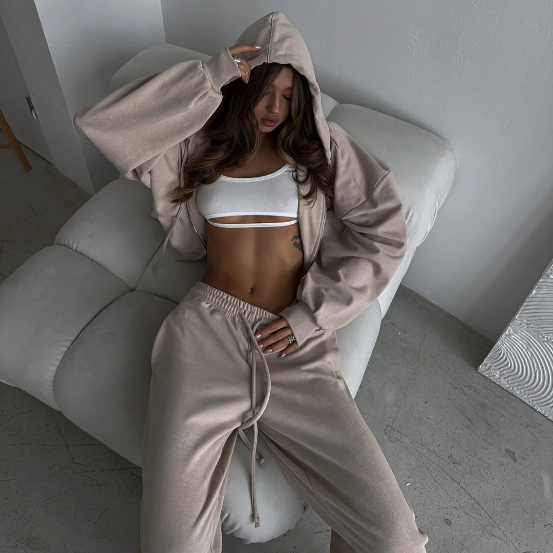 Women's short hoodie lounge set with oversized sleeves and wide jogger pants cut Mune Fashion