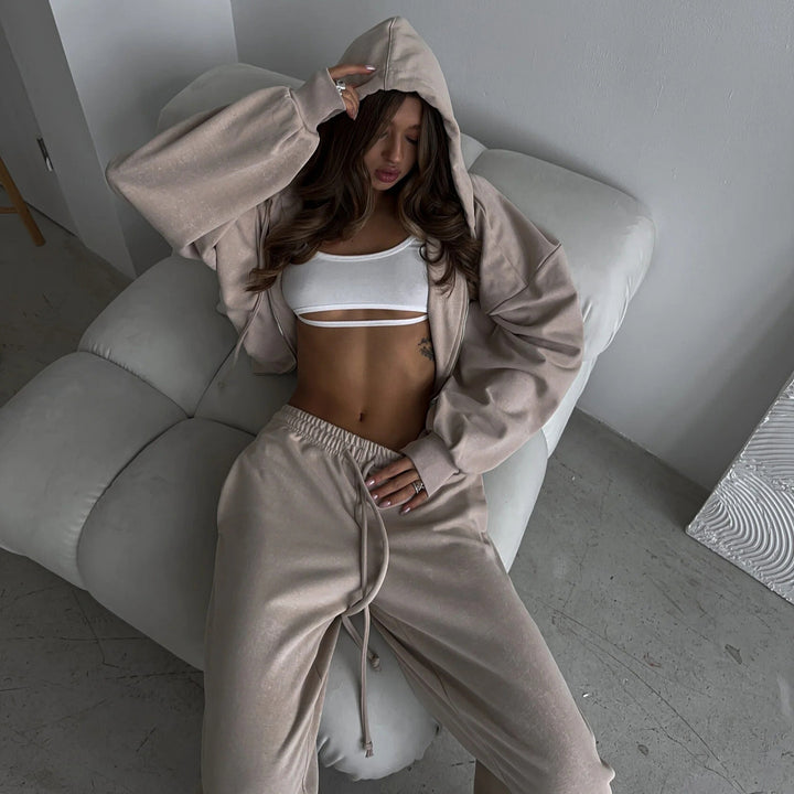 Women's short hoodie lounge set with oversized sleeves and wide jogger pants cut Mune Fashion