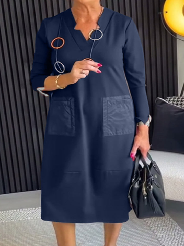Women's knee-length, loosely falling dress with V-neck contrast pockets made of satin and three-quarter sleeves Mune Fashion