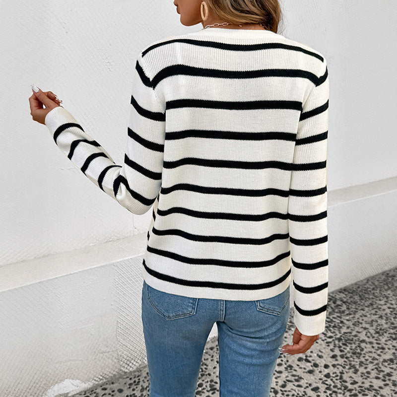 Women's finely knitted striped cardigan with round neckline, golden decorative buttons and patch pockets Mune Fashion
