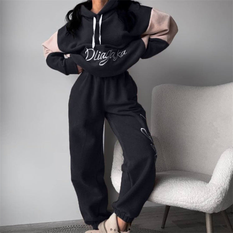Women's cozy hoodie set with contrast sleeves, elastic high-waist joggers, and oversized hood Mune Fashion