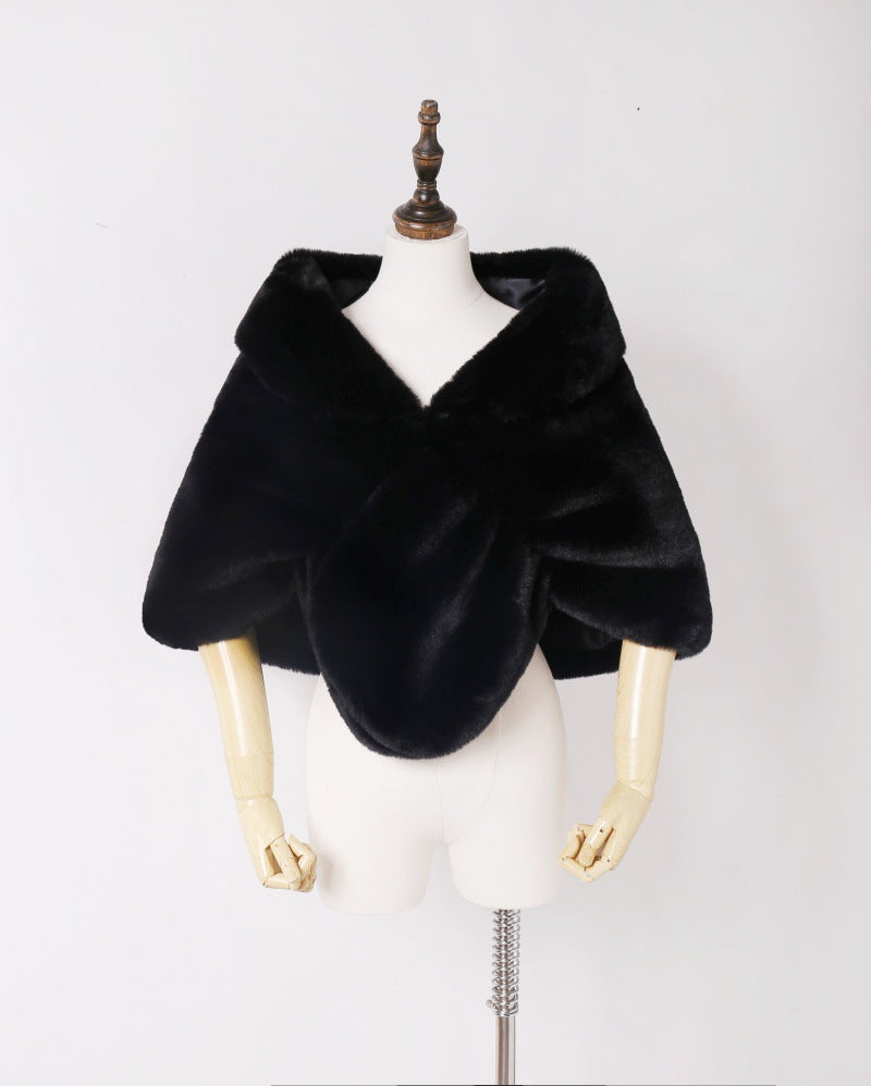 Women's elegant faux fur shoulder stole in capelet cut Mune Fashion