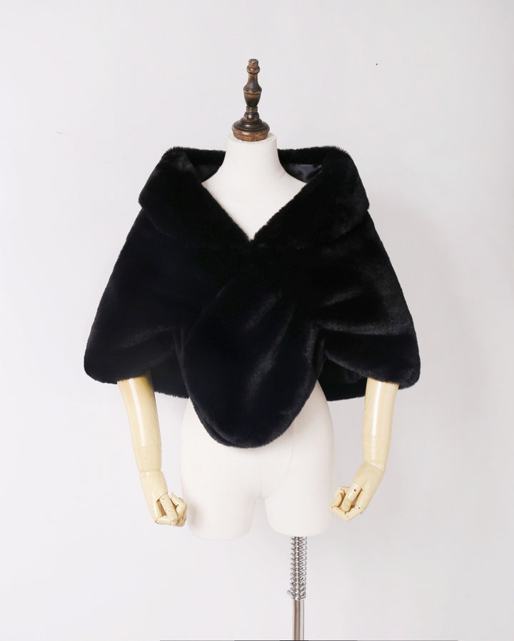 Women's elegant faux fur shoulder stole in capelet cut Mune Fashion
