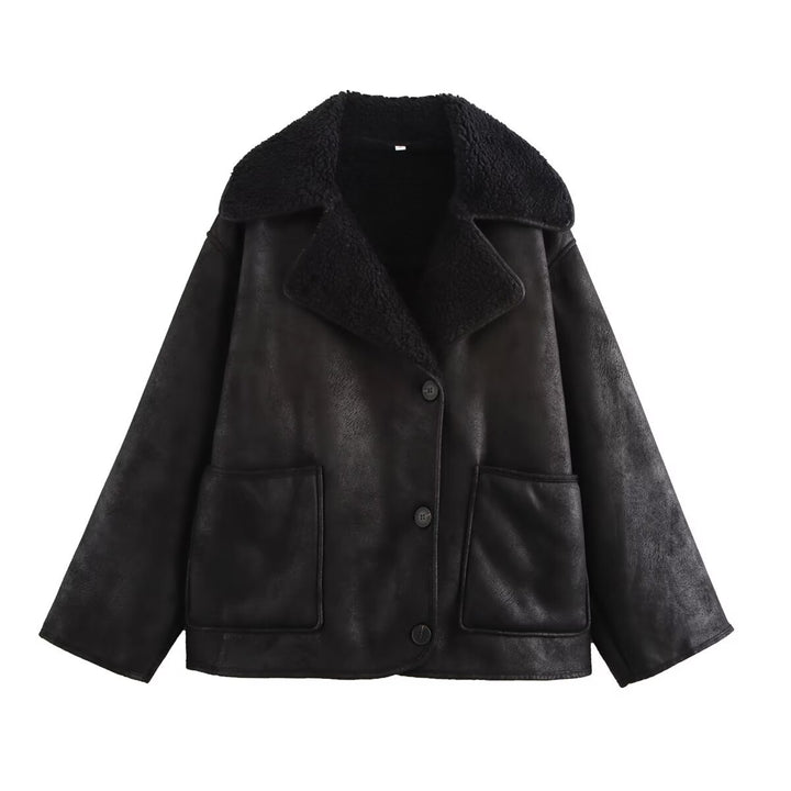 Women’s short jacket in boxy cut made of suede imitation with teddy lining and large flap pockets Mune Fashion