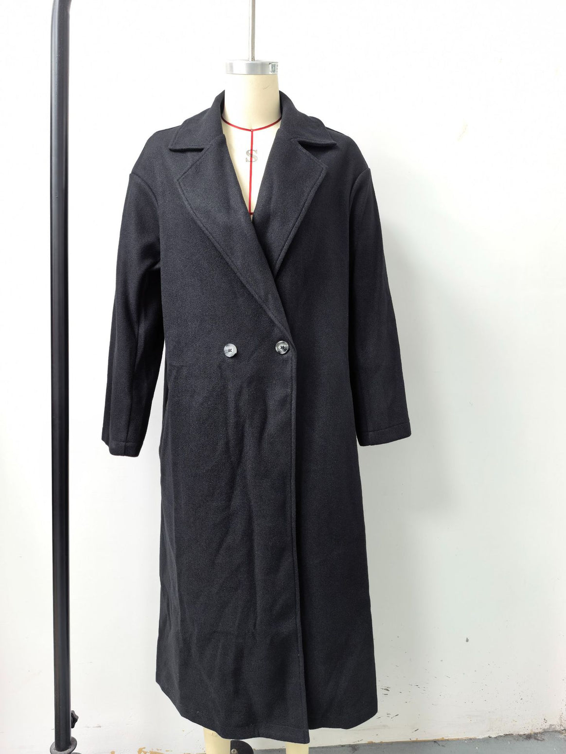 Women's long coat made of wool blend with double-breasted button placket and wide lapels Mune Fashion