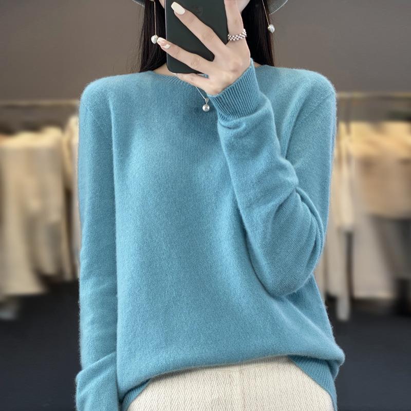 Ladies Loose Fine Knit Pullover with Round Neckline and Fluffy Angora Look Mune Fashion