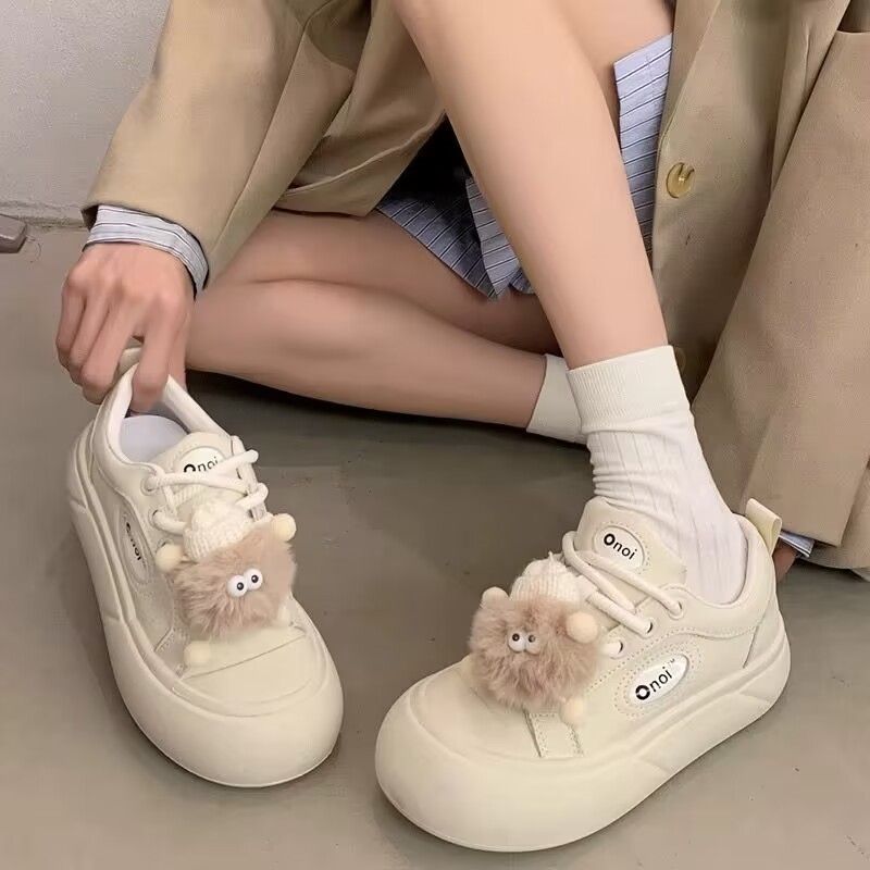 Women Sneakers with fashionable pom-pom applications and comfortable sole Mune Fashion