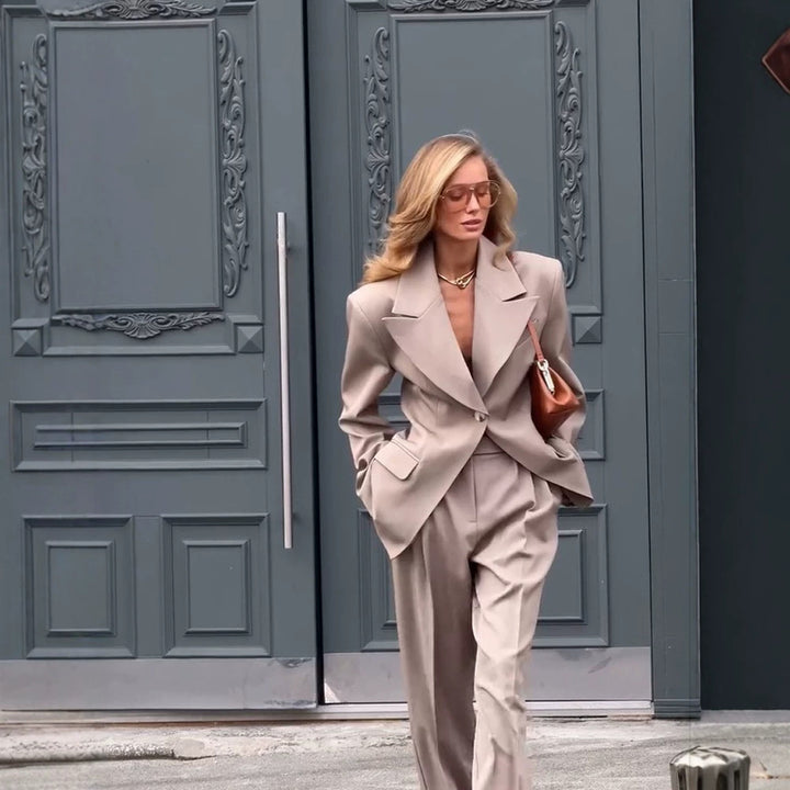 Ladies oversized blazer suit with sculptural shoulder, tailored single-button jacket and wide pleated trousers Mune Fashion