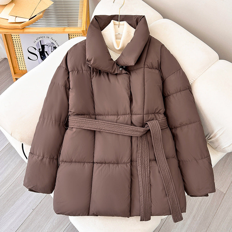 Women's short puffer jacket with waist belt, wide stand-up collar and quilted design Mune Fashion