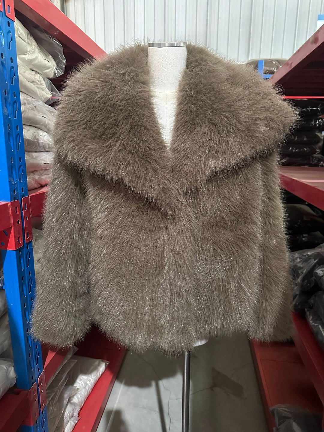 Women's short bolero in boxy cut made of vegan shaggy faux fur with XXL shawl collar Mune Fashion