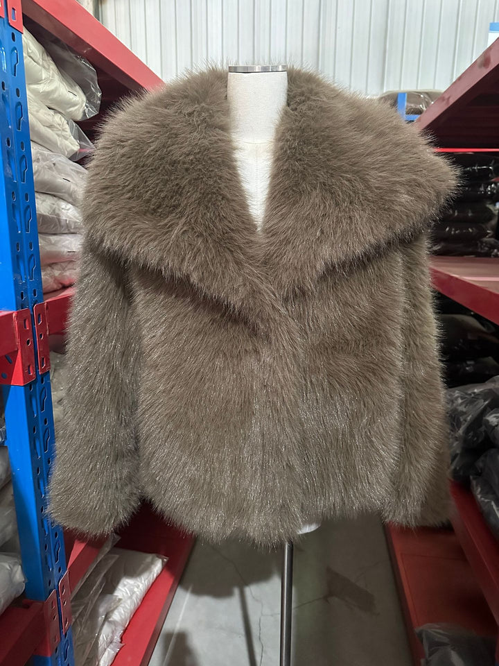 Women's short bolero in boxy cut made of vegan shaggy faux fur with XXL shawl collar Mune Fashion