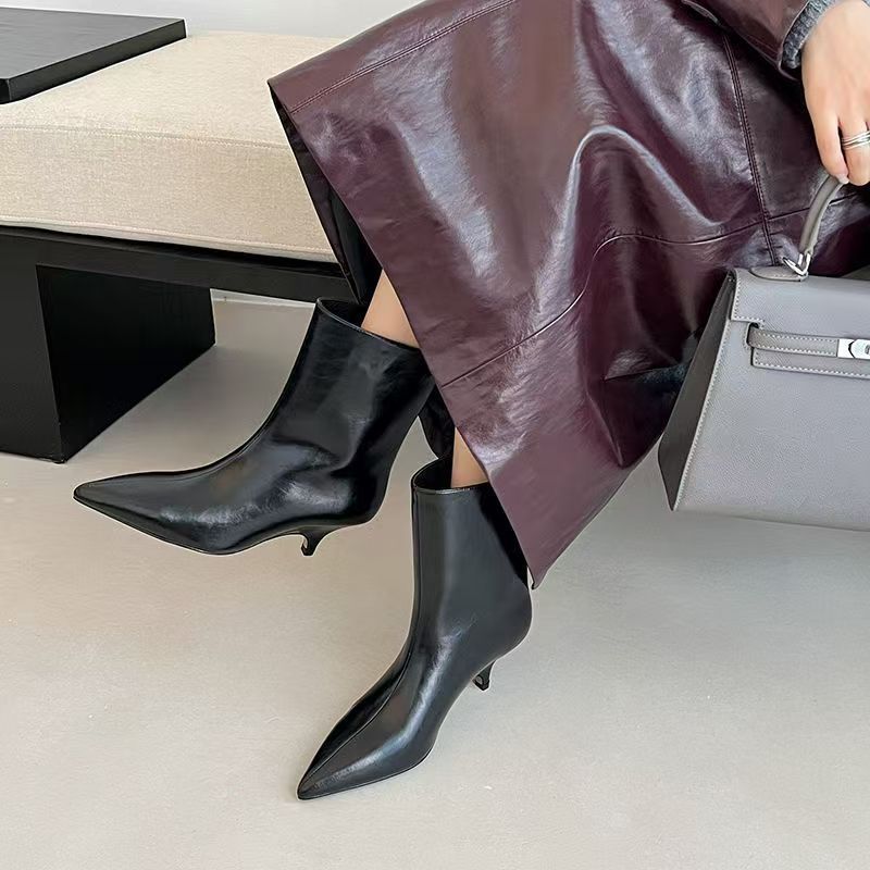 Ladies high-cuffed pointed ankle boots made of smooth leather with a slim silhouette Mune Fashion