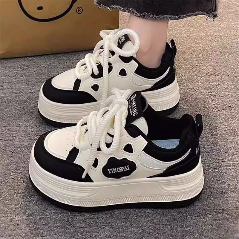 Women's sporty sneakers with breathable surface structure and cushioning profile Mune Fashion