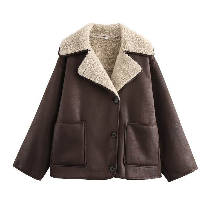 Women’s short jacket in boxy cut made of suede imitation with teddy lining and large flap pockets Mune Fashion