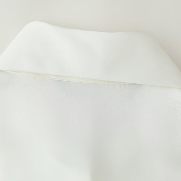 Women's lightweight blouse made of flowing crepe with a classic shirt collar, continuous button placket, and waist-enhancing darts.