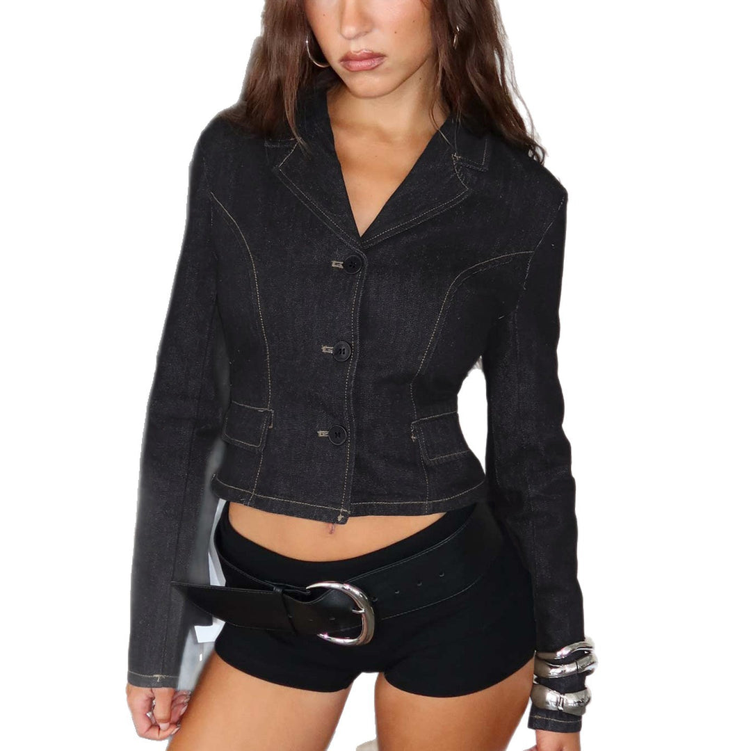 Women Short Blazer fitted with decorative seams and flap pockets Mune Fashion
