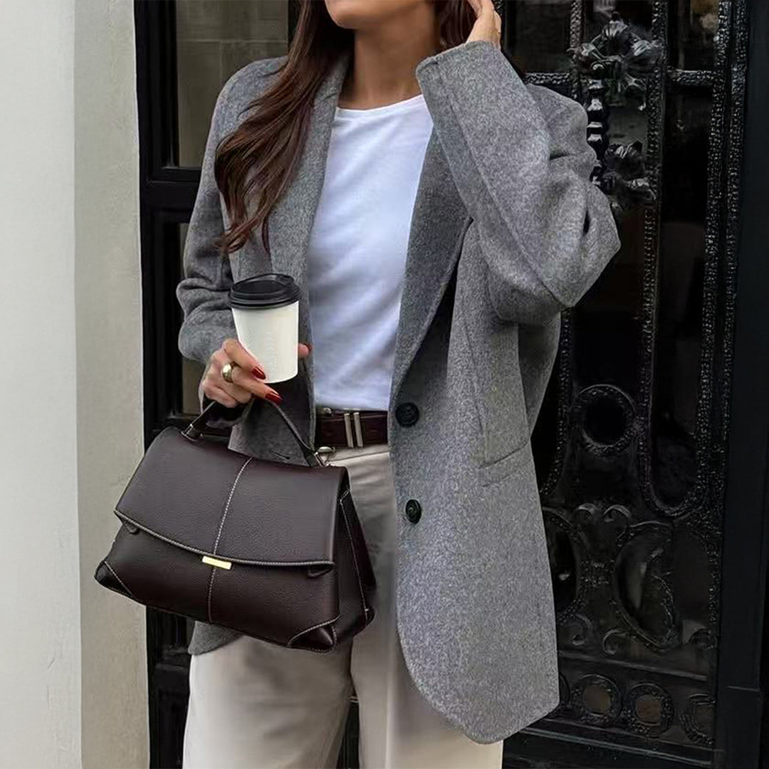 Women's casual wool coat in boyfriend cut with deep lapels and patch pockets Mune Fashion