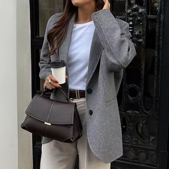 Women's casual wool coat in boyfriend cut with deep lapels and patch pockets Mune Fashion