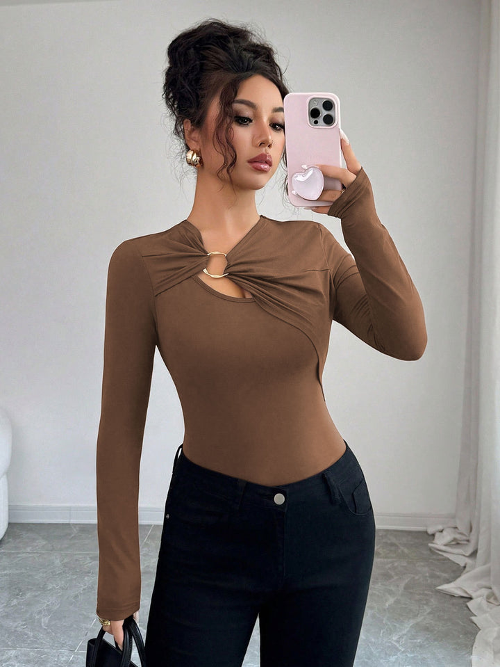Women's form-fitting long-sleeve shirt with decorative ring detail and asymmetrical keyhole neckline Mune Fashion