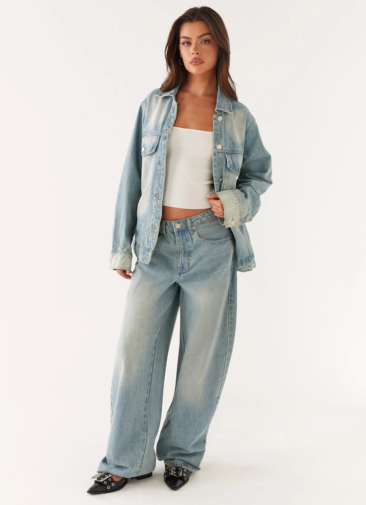 Women's oversized denim jacket with light vintage wash, patch chest pockets and extended cuffs Mune Fashion