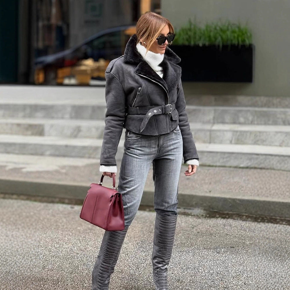 Women's short jacket in biker style made of faux suede with teddy lining and belted waist Mune Fashion