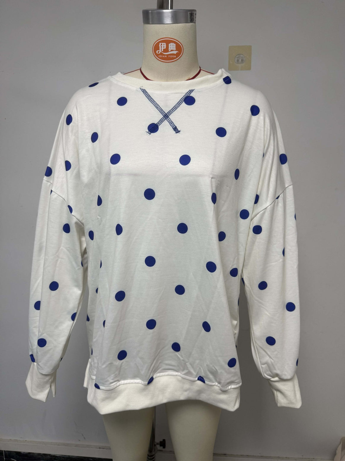 Women's Oversize Sweatshirt with Puff Sleeves, Polka Dots and Side Slits Mune Fashion