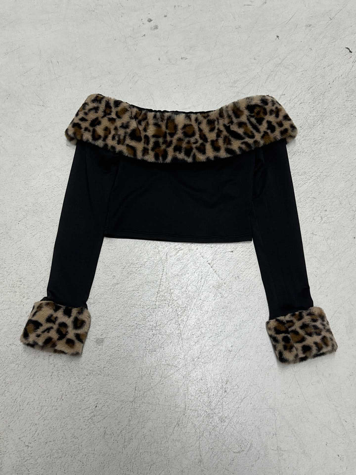 Women’s off-shoulder crop top with faux fur collar and cuffs in leopard print Mune Fashion
