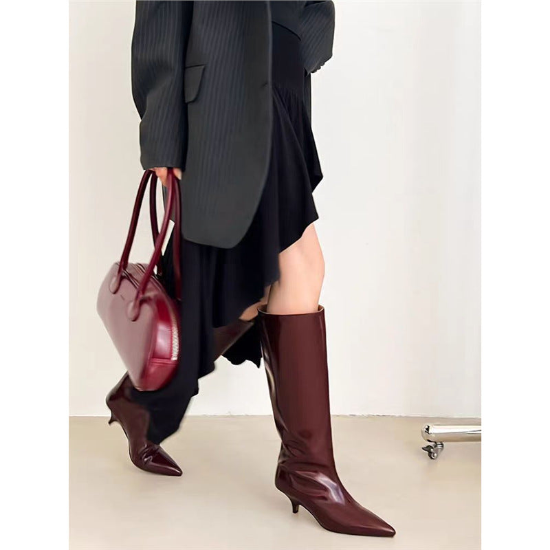 Ladies knee-high patent leather boots with pointed toe shape and slim kitten heel Mune Fashion